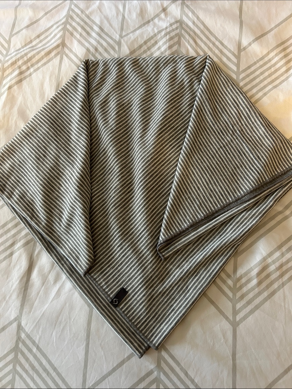 Oversized wrap scarf - Picture 3 of 3